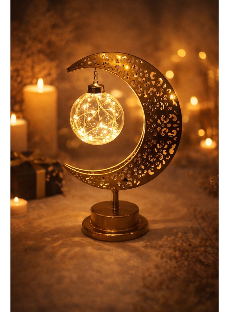 مصباح طاولة LED على شكل هلال لرمضان والعيد، ديكور معدني بنقش مفرّغ مع كرة PVC مقاومة للكسر وإضاءة سلك نحاسي (Fairy Lights)، يعمل بالبطارية 3×AA، ضوء دافئ لغرفة النوم والصالون وطاولة الإفطار - Image 5